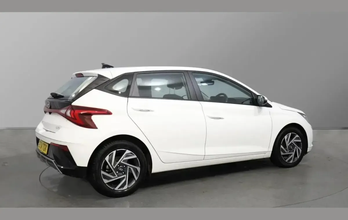 Gebraucht Hyundai i20 Advanced 100 PS (73 kW) 2024 Weiß Kleinwagen
