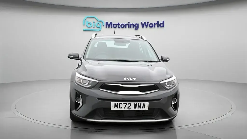 Usado Kia Stonic 99 HP (72 kW) 2023 Cinzento SUV
