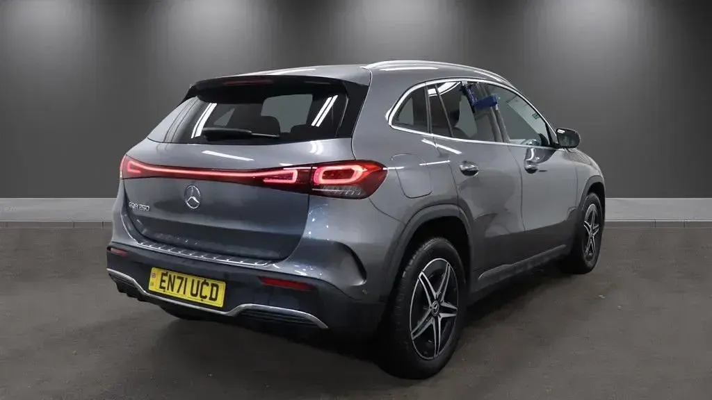 Käytetty Mercedes EQA250 AMG line 139 kW (190 HP) 2021 Harmaa Katumaasturi