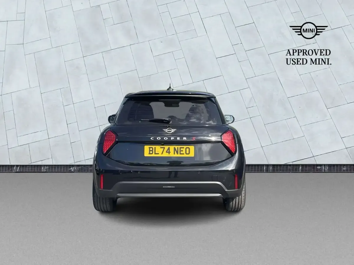 Begagnad Mini Cooper Exclusive 2024 Svart Halvkombi