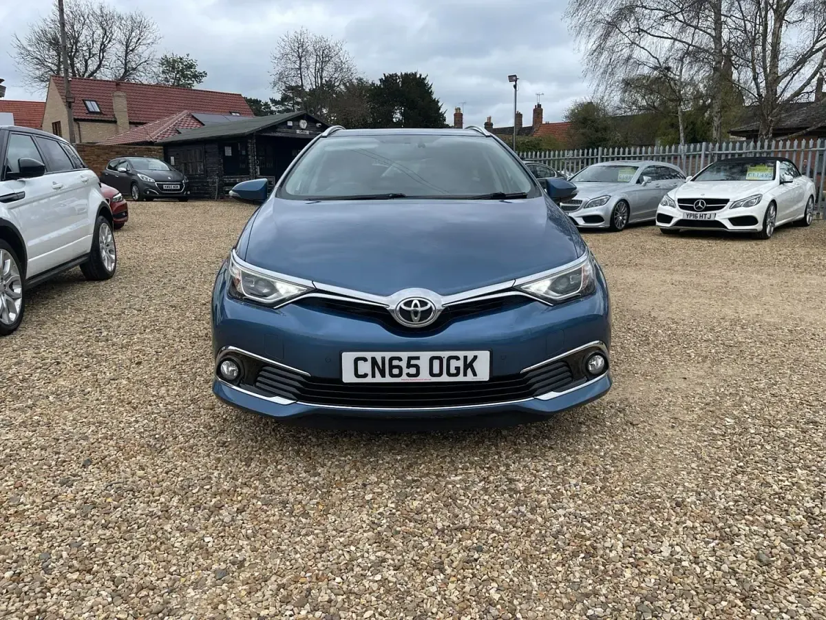 Usado Toyota Auris 112 HP (82 kW) 2015 Azul Carrinha