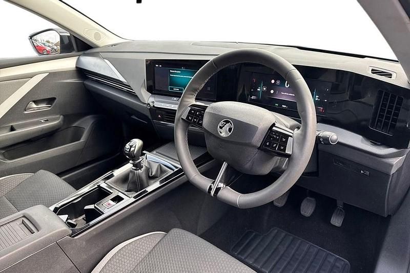 Second-hand Vauxhall Astra Design Edition 110 CP (80 kW) 2024 Albastru Break