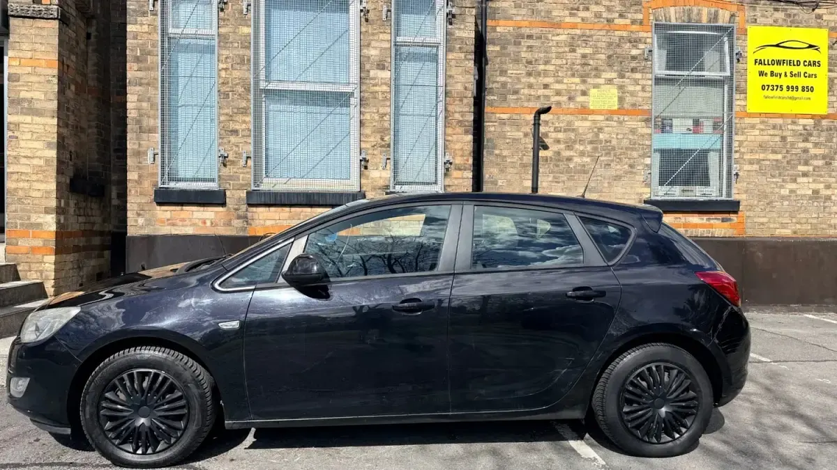 Second-hand Vauxhall Astra 2012 Negru Hatchback