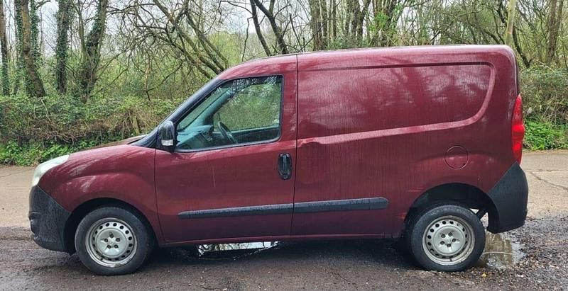 Usado Vauxhall Combo 2013 Rojo Monovolumen