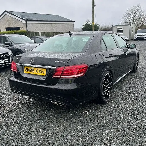 Käytetty Mercedes E220 AMG 175 HP (128 kW) 2015 Musta Sedan