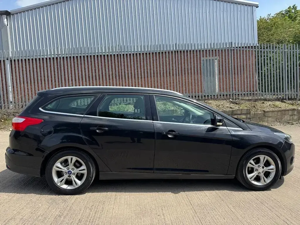 Used Ford Focus Zetec 125 HP (91 kW) 2011 Black Estate