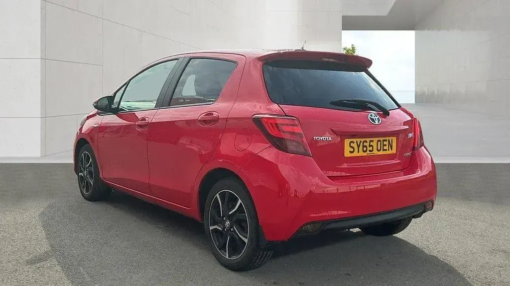 Used Toyota Yaris Design 100 HP (73 kW) 2016 Red Hatchback