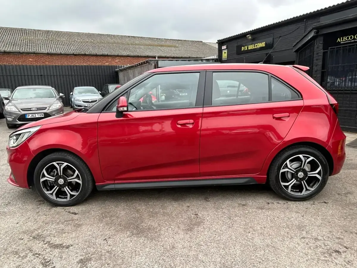 Käytetty MG MG3 Excite 106 HP (77 kW) 2021 Punainen Viistoperä