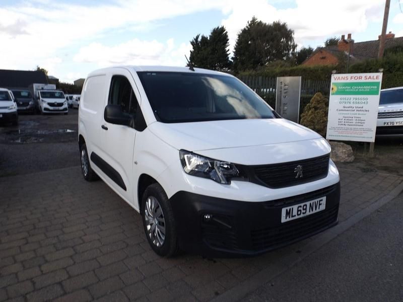 White Used 2019 Peugeot Partner MPV | £7,995 (Fair price) - Image 1/4