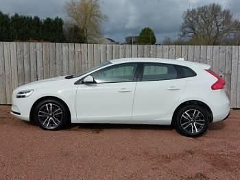 Used Volvo V40 Momentum 122 HP (89 kW) 2018 White Hatchback