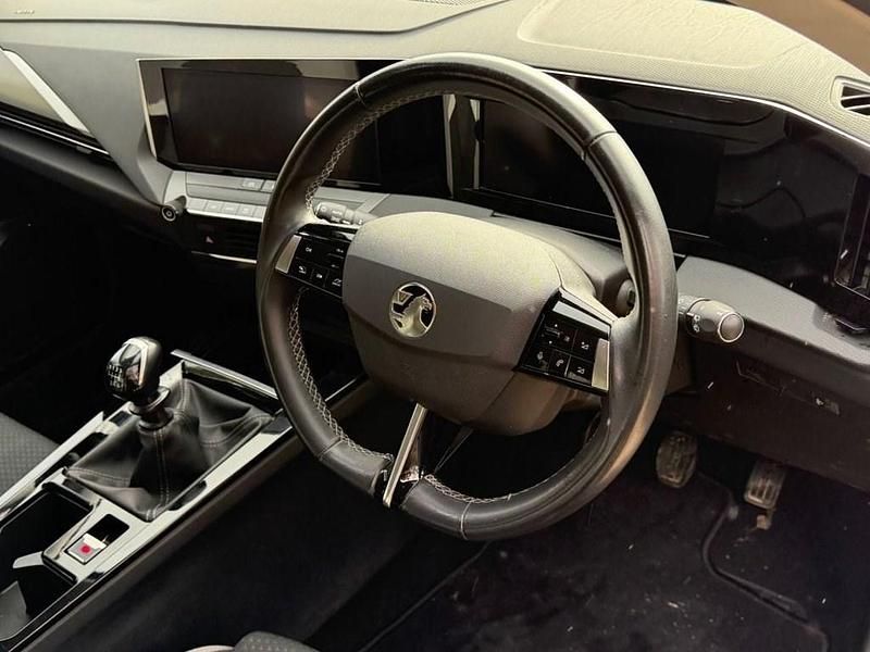 Used Vauxhall Astra Design Edition 130 HP (95 kW) 2022 Black Hatchback