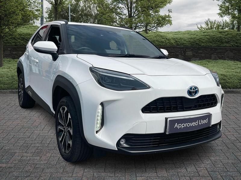 White Used 2023 Toyota Yaris Hybrid Design Estate | £22,495 (Fair price) - Image 1/4
