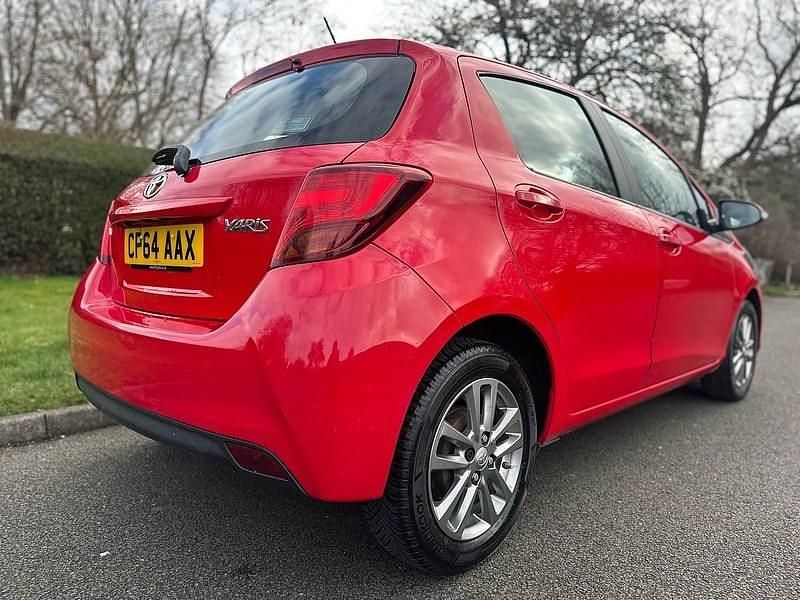Used Toyota Yaris 99 HP (72 kW) 2014 Red Hatchback