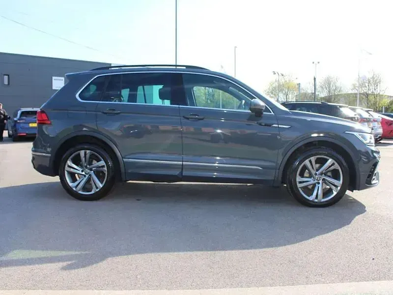 Begagnad VW Tiguan R-line Edition 2024 Grå SUV