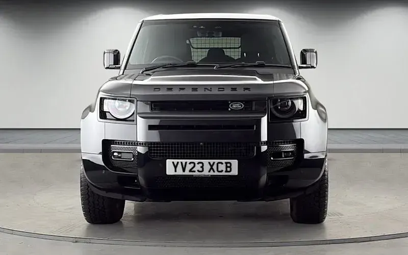 Käytetty Land Rover Defender HSE Dynamic 300 HP (220 kW) 2023 Harmaa Katumaasturi