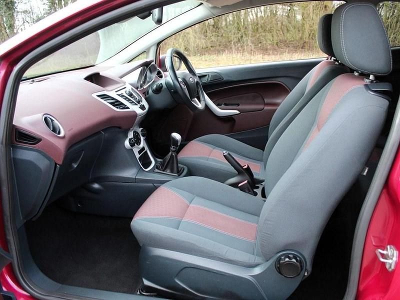 Used Ford Fiesta Titanium 94 HP (69 kW) 2009 Red Hatchback