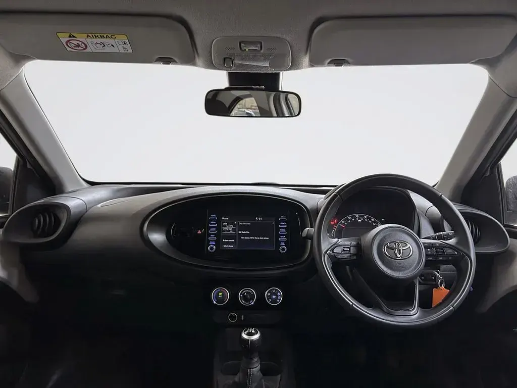 Used Toyota Aygo X PURE 72 HP (52 kW) 2022 White SUV