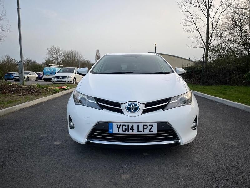Used Toyota Auris Hybrid 2014 White Hatchback