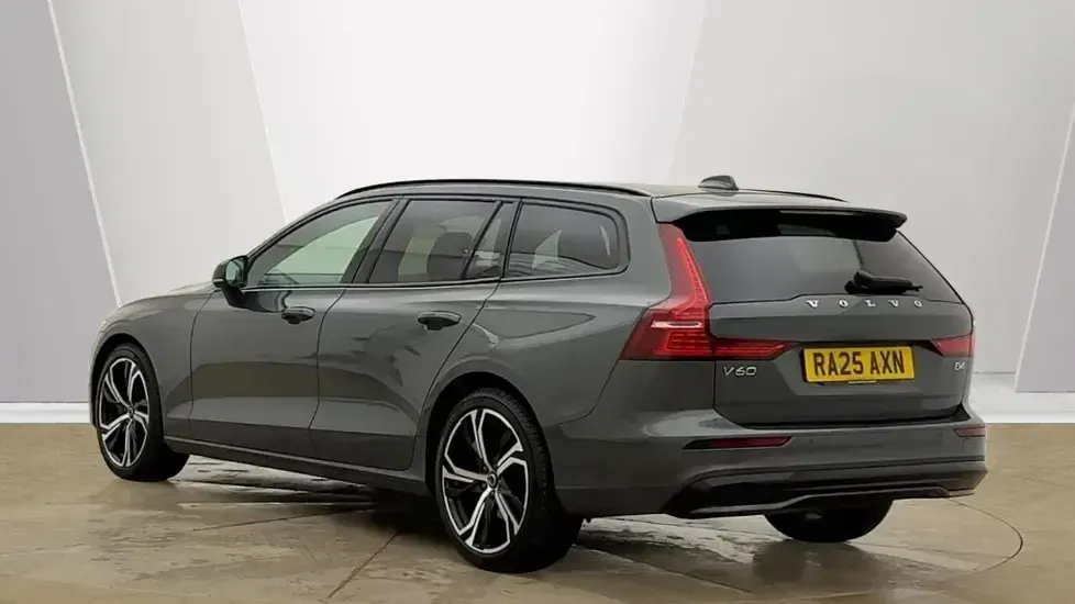 Usado Volvo V60 Plus 197 HP (144 kW) 2025 Verde Carrinha