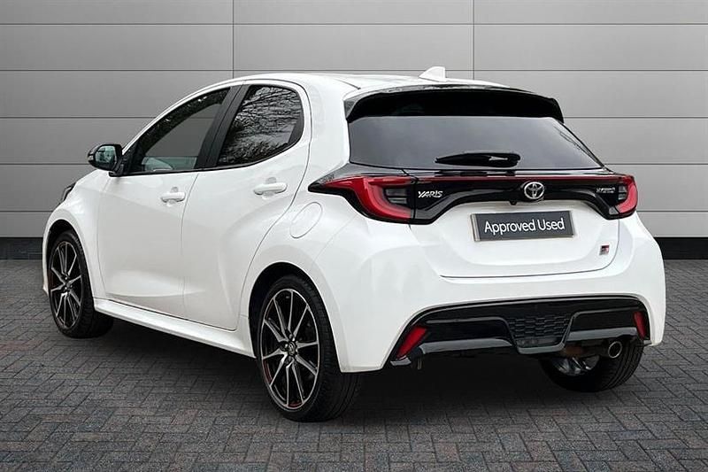 Used Toyota Yaris Hybrid Sport 116 HP (85 kW) 2023 White Hatchback