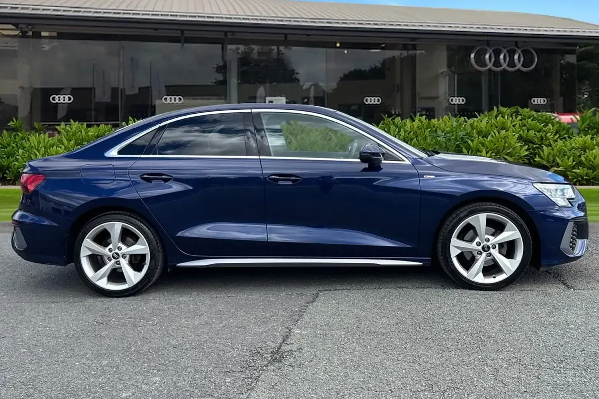 Używany Audi A3 S-Line 150 KM (110 kW) 2023 Niebieski Sedan/Limuzyna