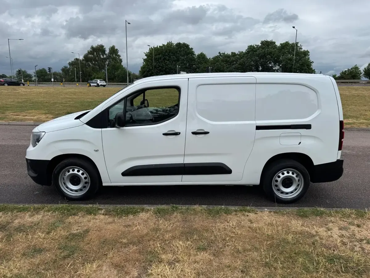 Used Vauxhall Combo 100 HP (73 kW) 2021 White MPV