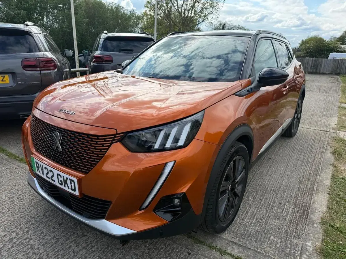 Second-hand Peugeot e-2008 Premium 98 kW (134 CP) 2022 Portocaliu SUV