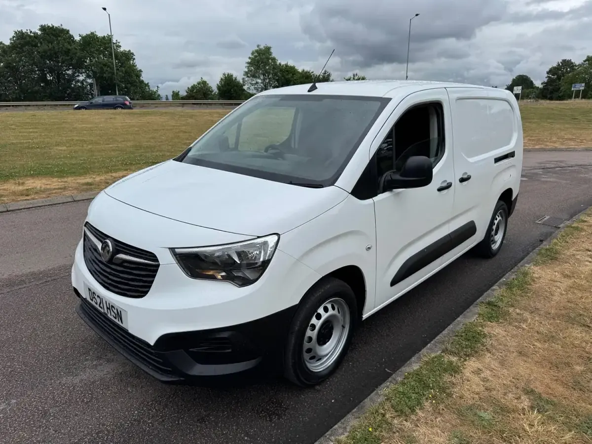 Used Vauxhall Combo 100 HP (73 kW) 2021 White MPV
