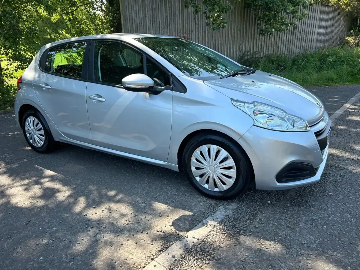 Begagnad Peugeot 208 Access 2016 Silver Halvkombi