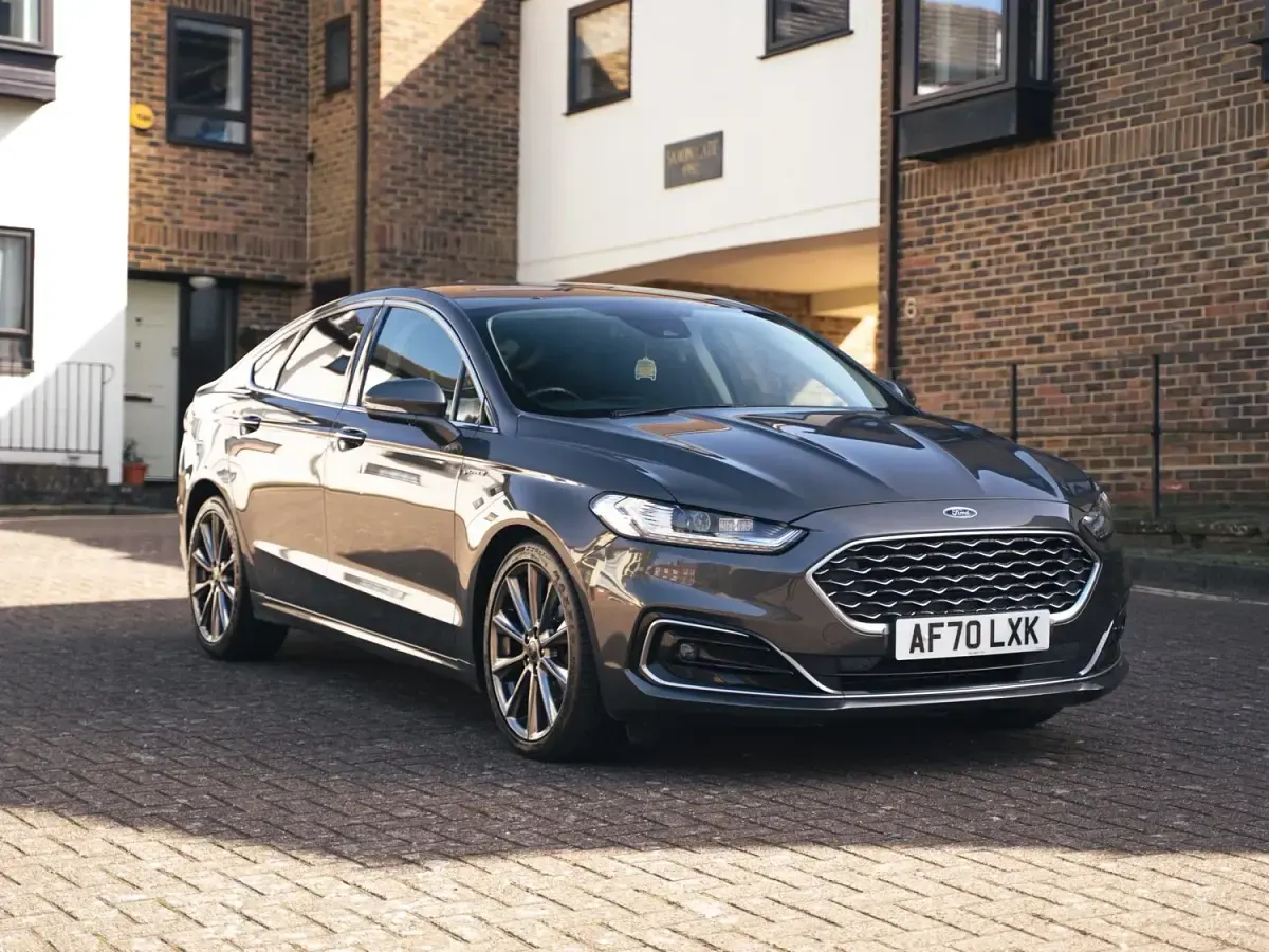 Usado Ford Mondeo Vignale 190 HP (139 kW) 2020 Cinzento Citadino