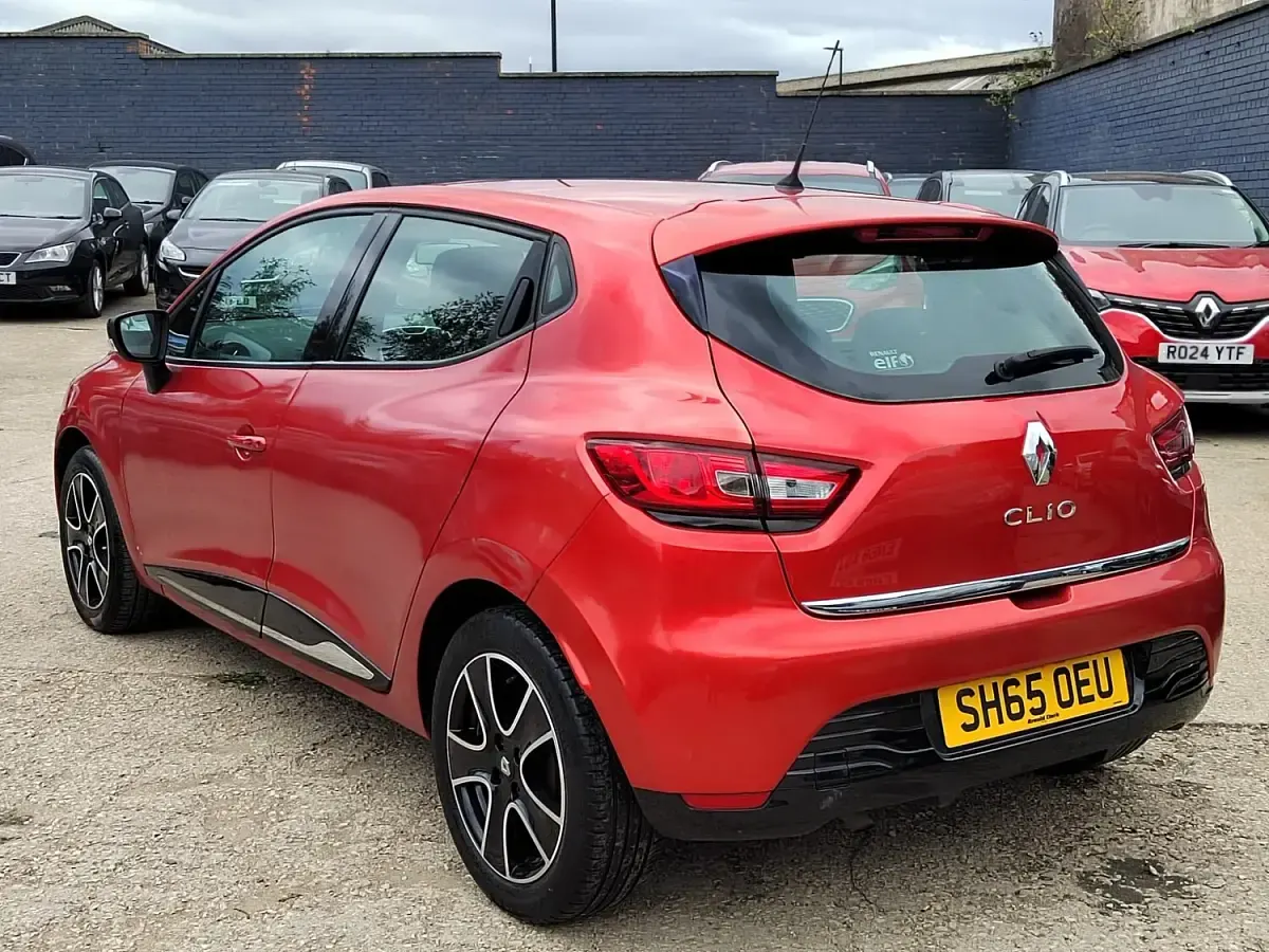 Used Renault Clio Dynamique 74 HP (54 kW) 2015 Red Hatchback