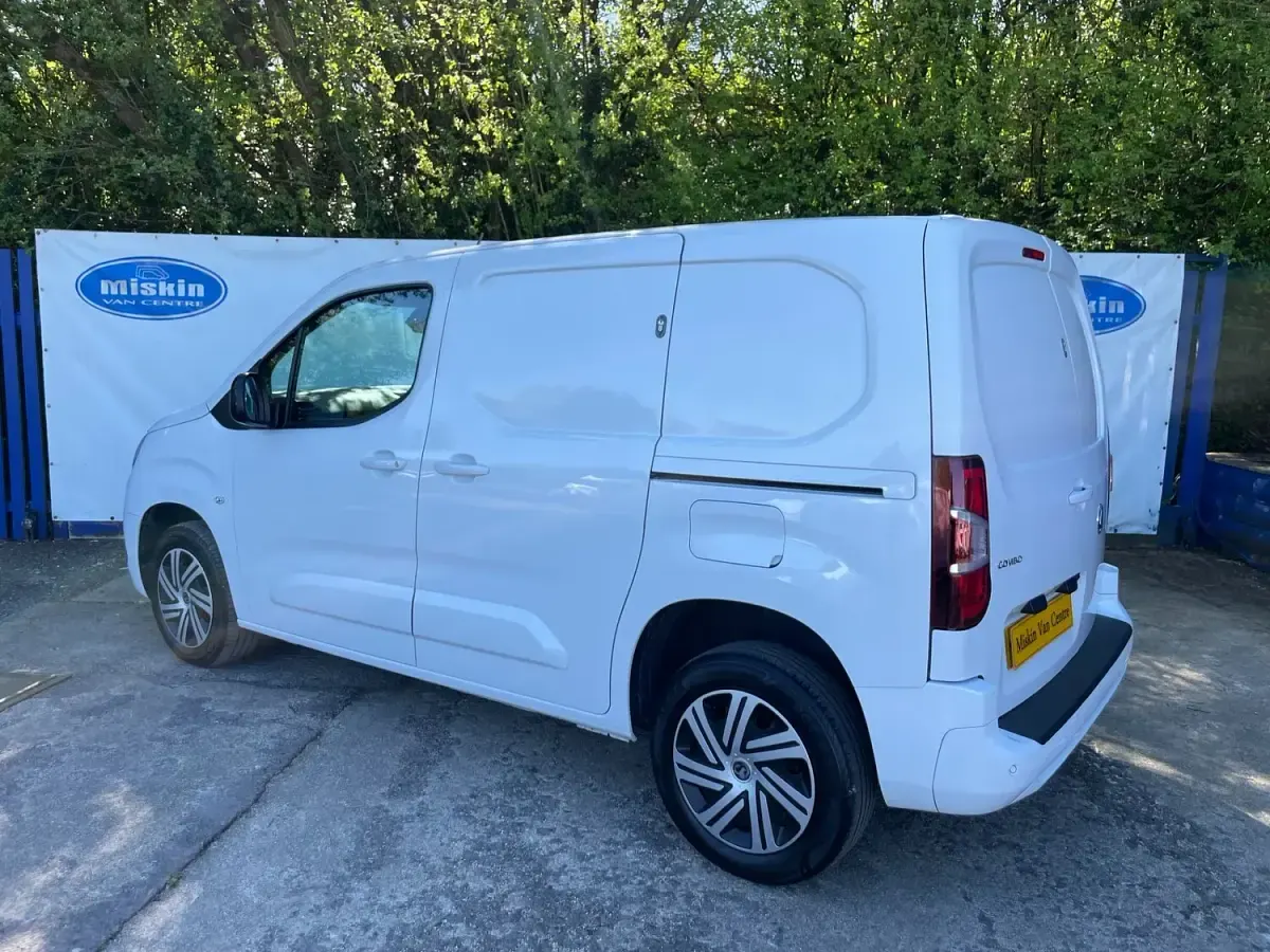 Used Vauxhall Combo 100 HP (73 kW) 2023 White MPV