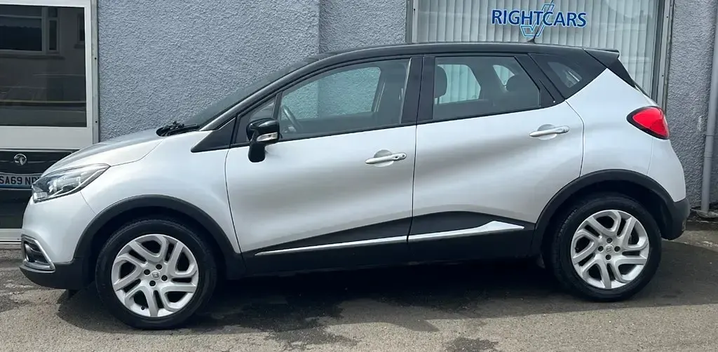 Used Renault Captur Dynamique 90 HP (66 kW) 2016 Silver/black SUV