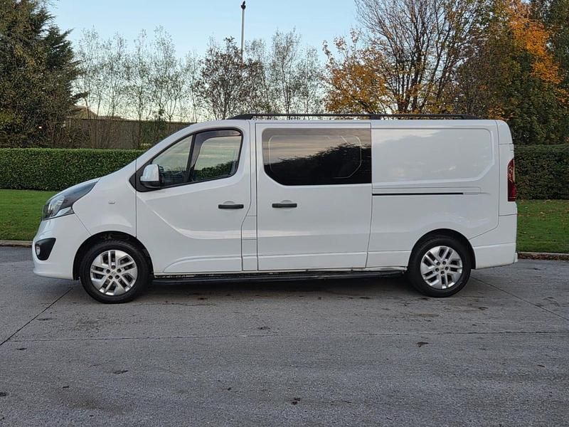 Used Vauxhall Vivaro Sportive 120 HP (88 kW) 2015 White MPV