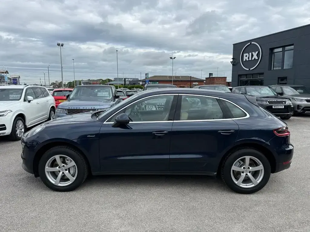 Used Porsche Macan 258 HP (189 kW) 2016 Blue SUV