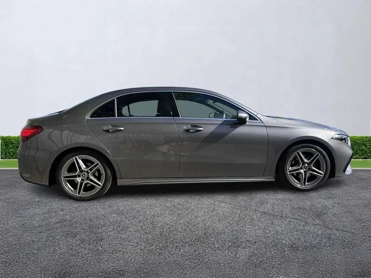 Używany Mercedes A200 Executive 163 KM (119 kW) 2024 Szary Sedan/Limuzyna