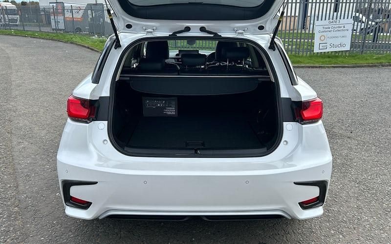 Used Lexus CT200h 136 HP (100 kW) 2018 White Hatchback