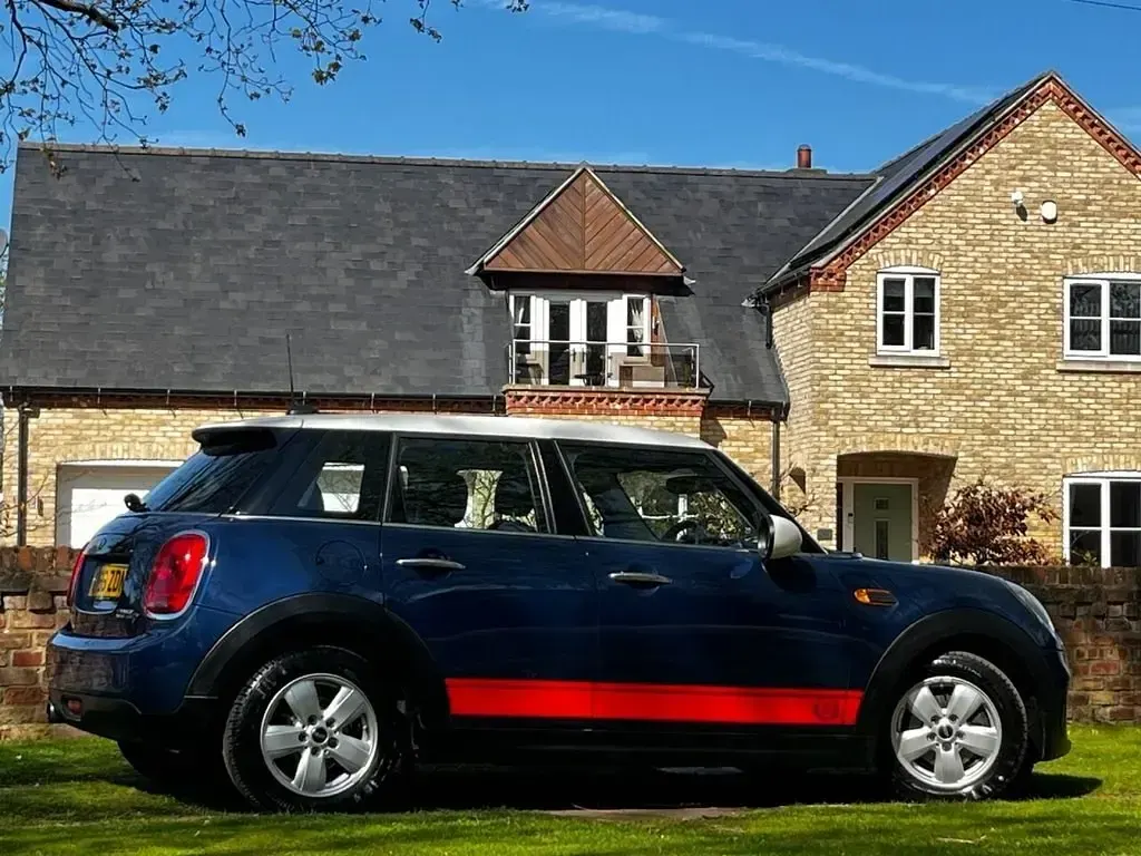 Usado Mini Cooper D Hatch 116 CV (85 kW) 2016 Azul Utilitario
