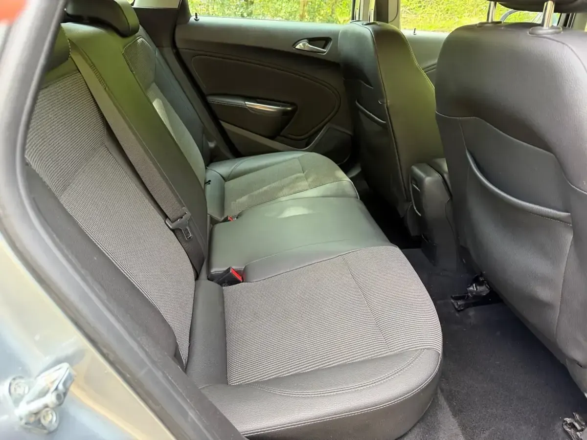 Second-hand Vauxhall Astra 165 CP (121 kW) 2011 Argintiu Break