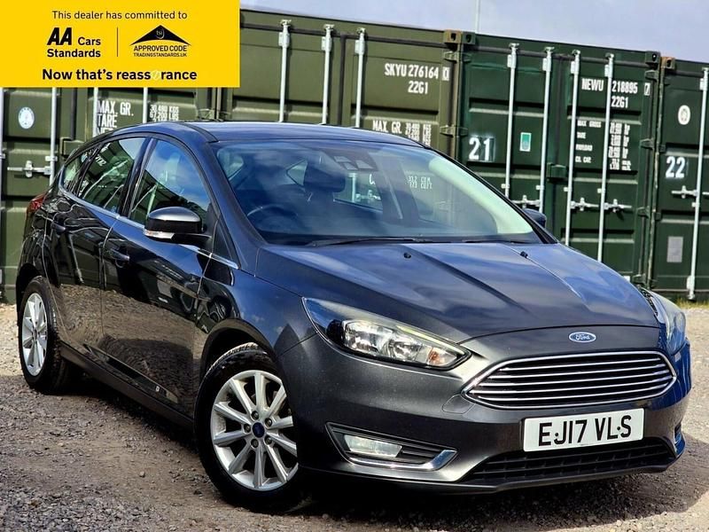 Used Ford Focus Titanium 125 HP (91 kW) 2017 Grey Hatchback