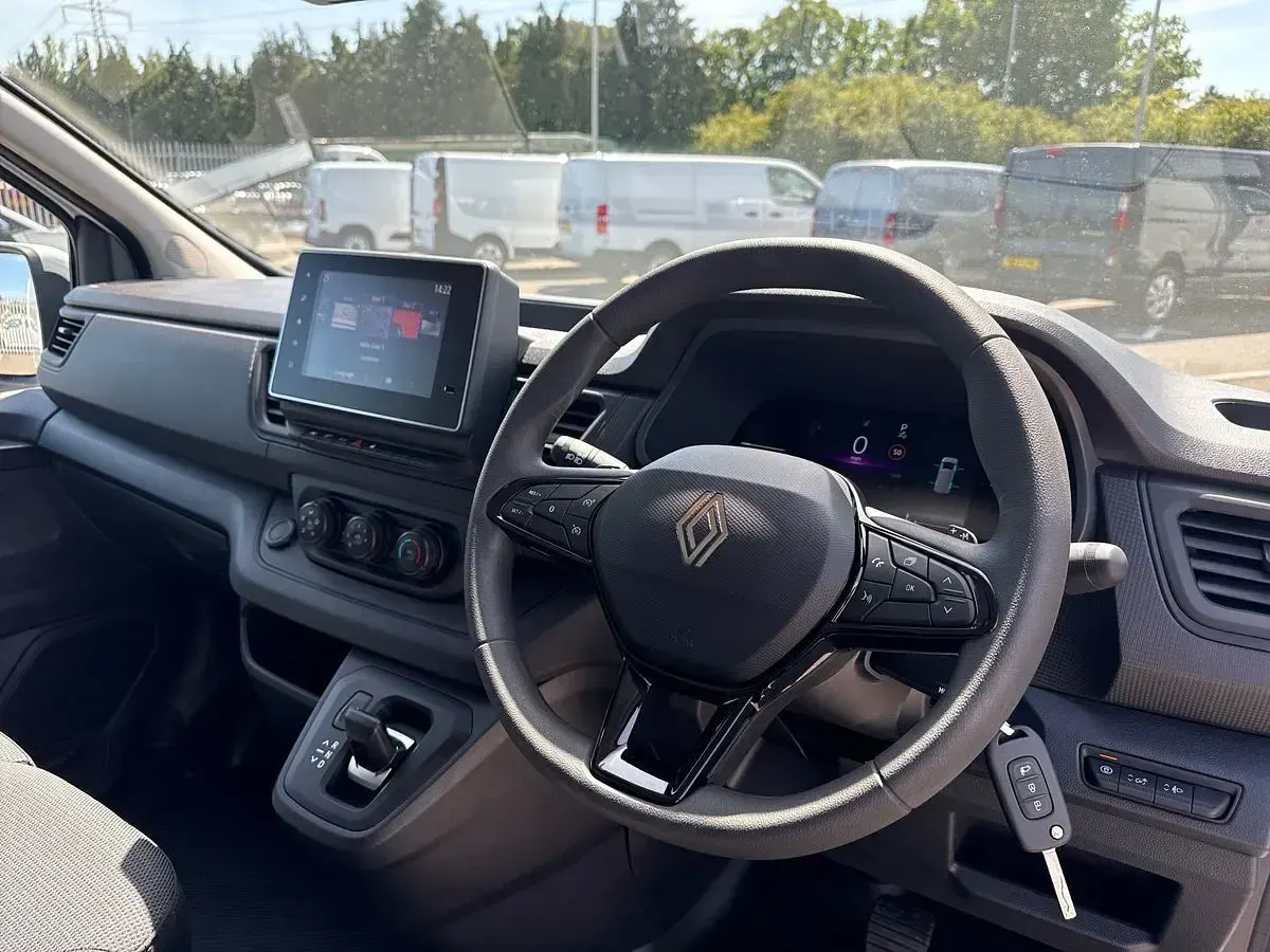 New Renault Trafic 2026 Glacier white MPV
