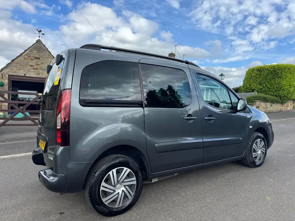 Used Citroën Berlingo Feel 100 HP (73 kW) 2018 Grey MPV