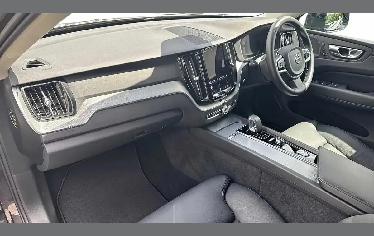 Used Volvo XC60 Plus 247 HP (181 kW) 2025 Grey SUV