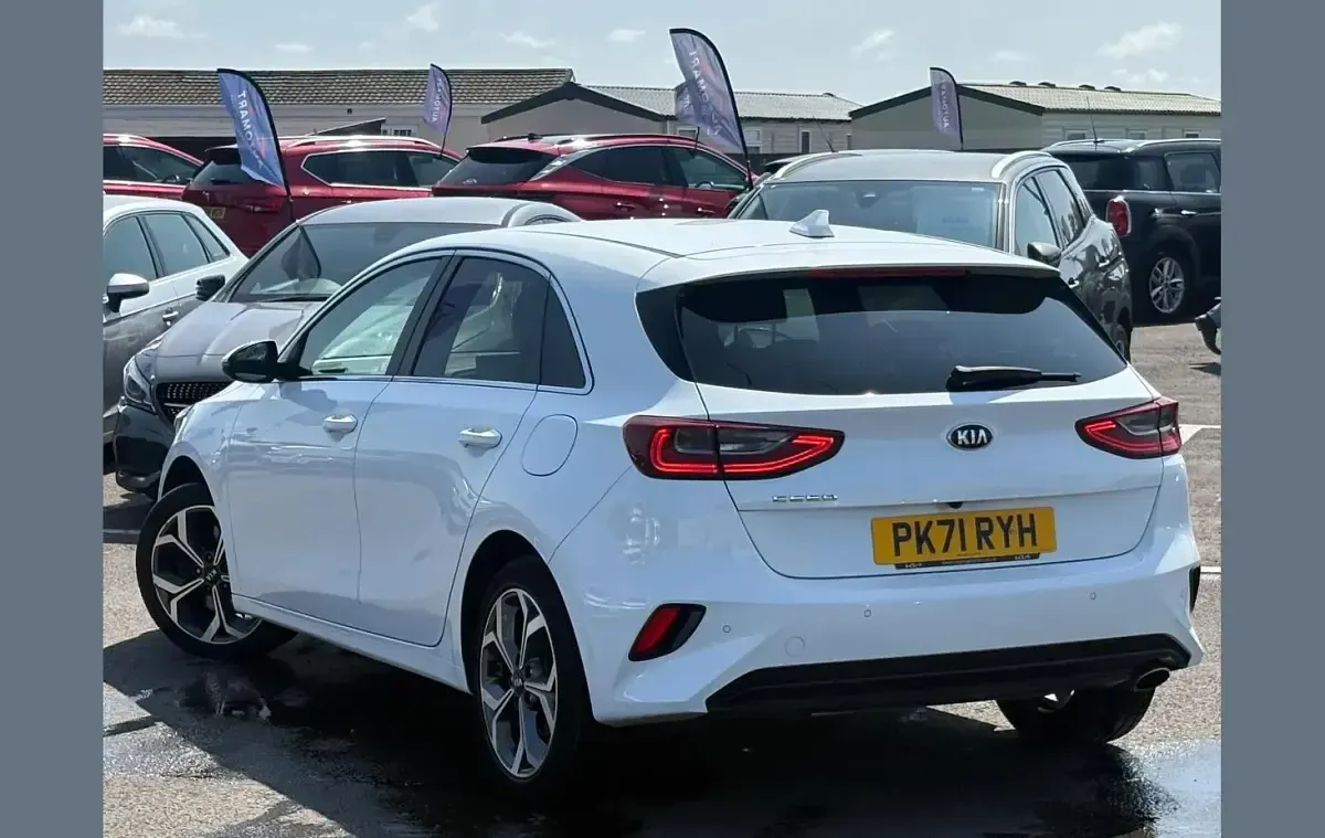 Used Kia Ceed 158 HP (116 kW) 2021 White Hatchback