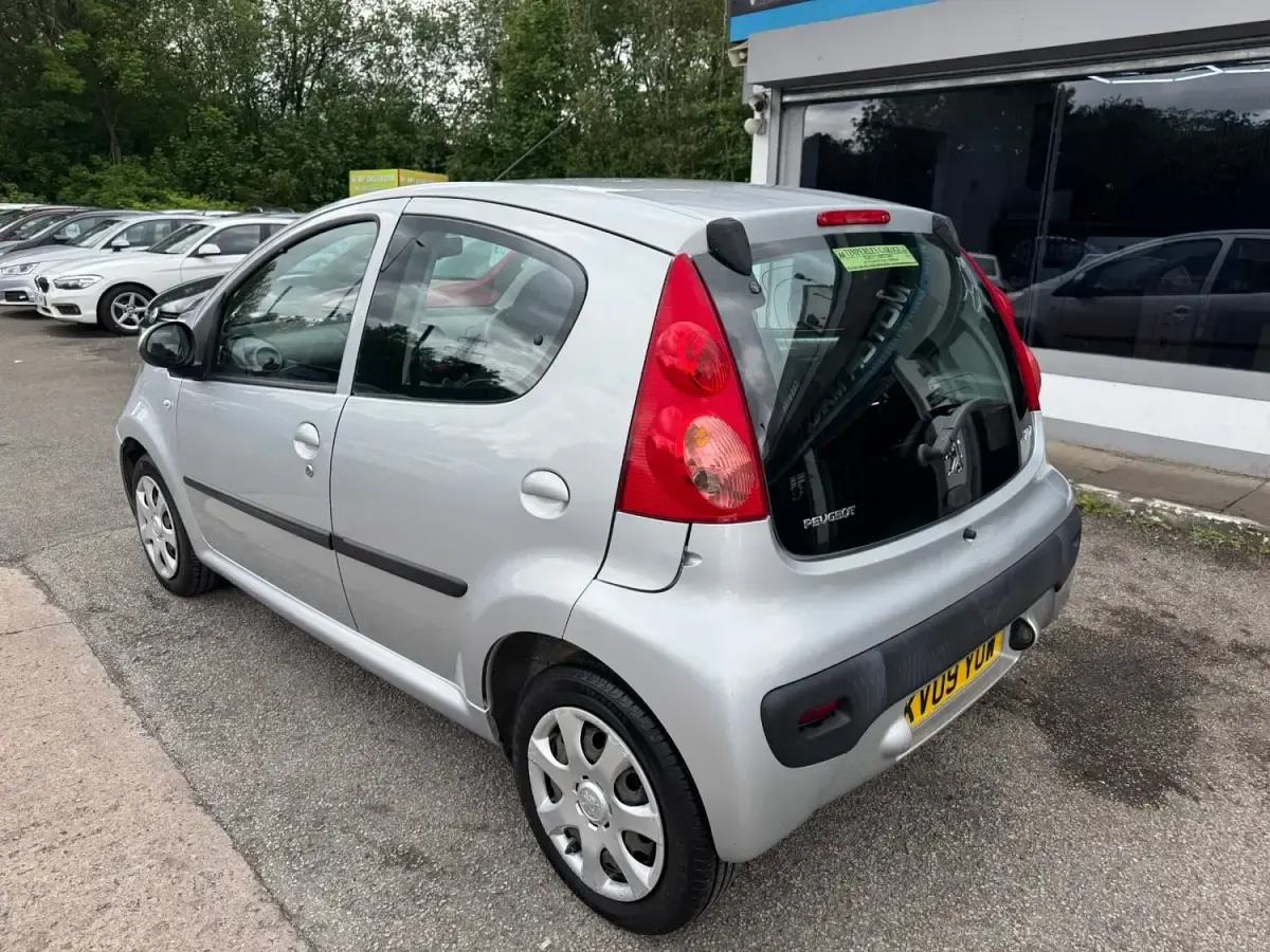 Używany Peugeot 107 68 KM (50 kW) 2009 Srebrny Hatchback