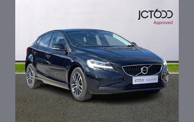 Used Volvo V40 Momentum 120 HP (88 kW) 2018 Black Hatchback