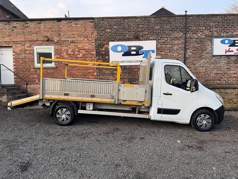 Used Vauxhall Movano 130 HP (95 kW) 2018 White MPV