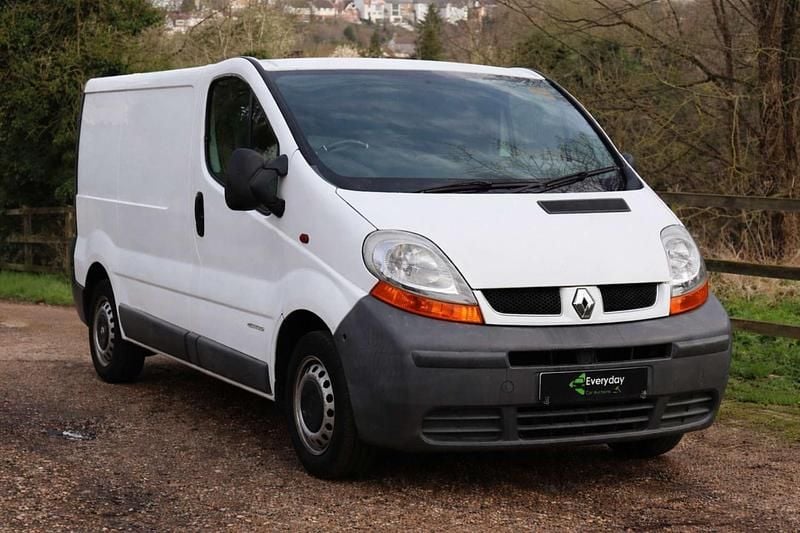 Used Renault Trafic 100 HP (73 kW) 2005 White MPV