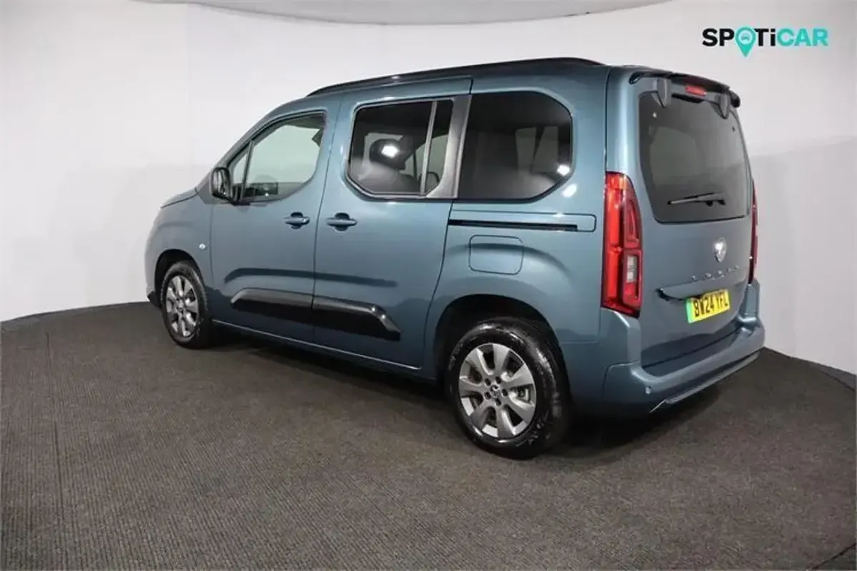 Begagnad Vauxhall Combo Ultimate 100 kW (136 HK) 2024 Blå Minibuss