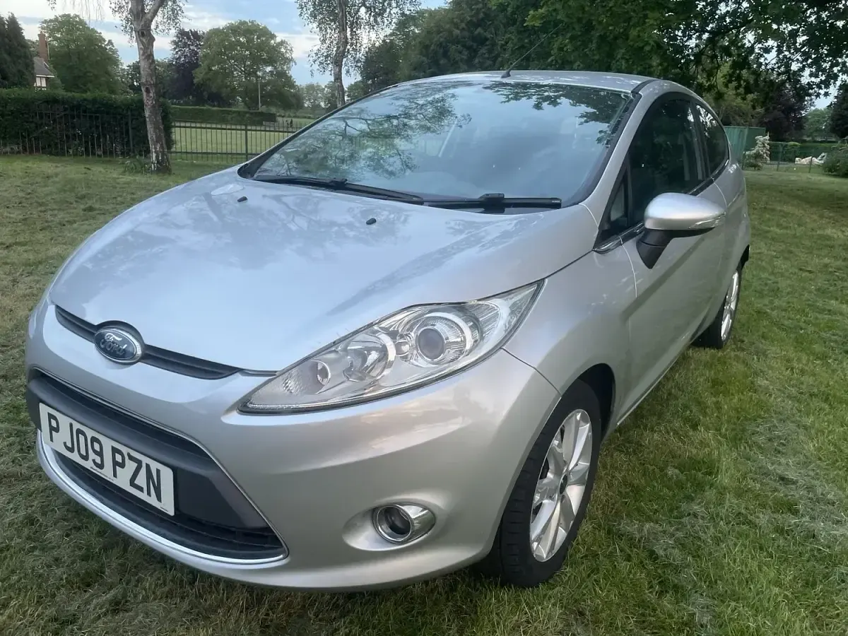 Used Ford Fiesta Zetec 96 HP (70 kW) 2009 Silver Hatchback